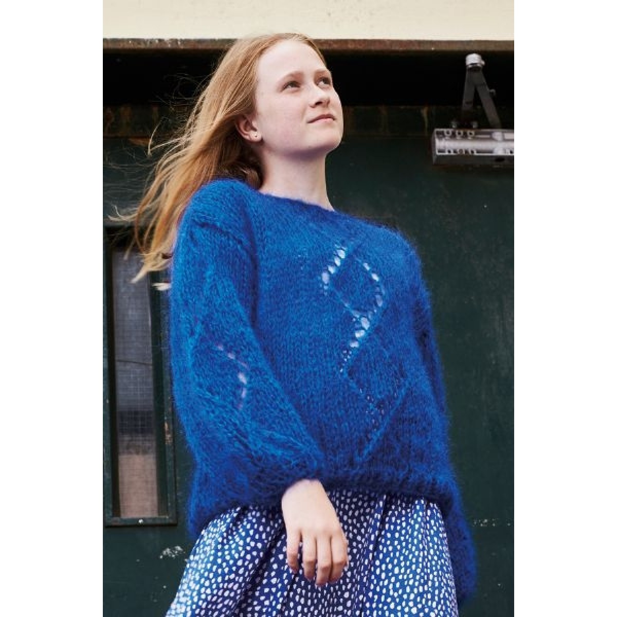 give Tap Postkort Sweater med hulmønster, strikket i Bella fra Permin